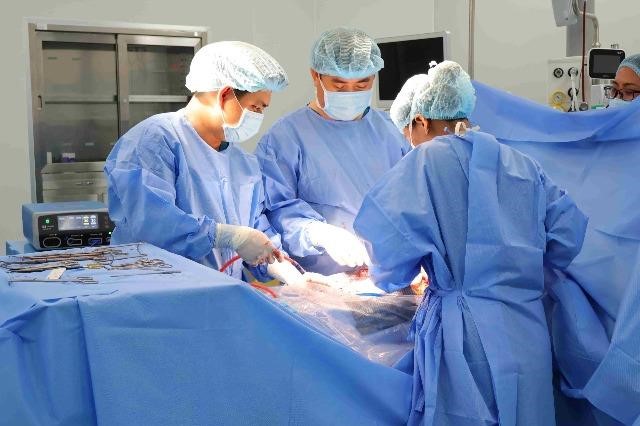 Bóc tách thành công khối u buồng trứng 25cm, bảo toàn khả năng sinh sản cho bé gái 15 tuổi  