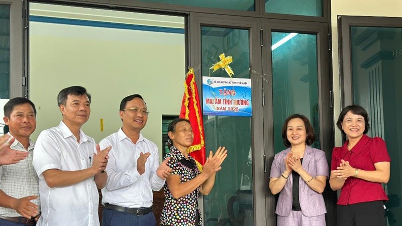 Hội LHPN Hà Nội bàn giao mái ấm tình thương cho hội viên phụ nữ có hoàn cảnh khó khăn xã Ứng Hoà