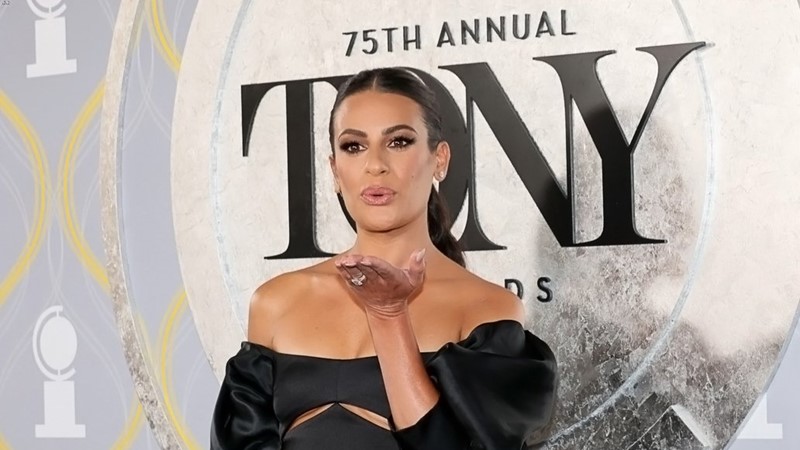 Hai mỹ nhân Hollywood khoe vai trần với đầm CONG TRI ở Tony Awards
