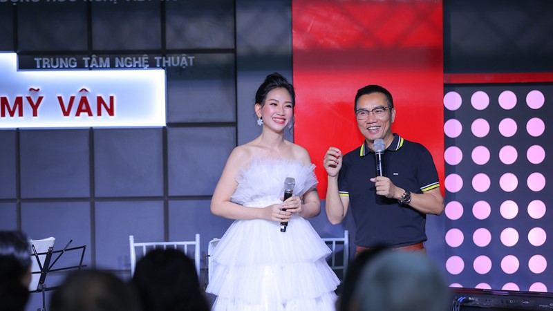 MC Mỹ Vân xinh đẹp trong ngày ra mắt trung tâm đào tạo MC mang tên mình