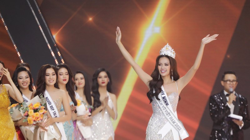 Nguyễn Thị Ngọc Châu đăng quang Hoa hậu Hoàn vũ 2022 