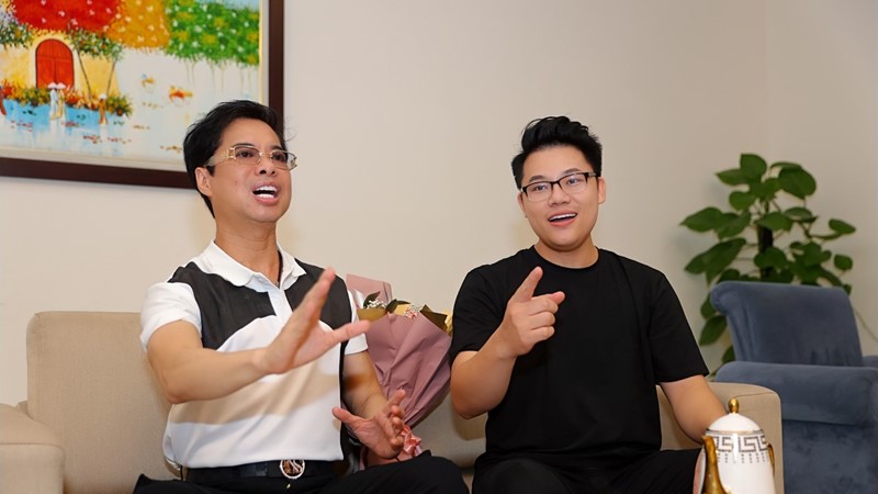 Duy Cường tập luyện cho liveshow lúc 10h đêm ở nhà Ngọc Sơn