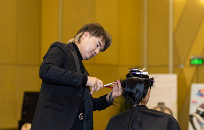 60 nhà tạo mẫu tóc nổi tiếng hội ngộ trong sự kiện trình diễn thời trang tóc 