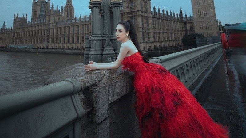 Hoa hậu Hoàng Dung mỗi ngày diện 1 set đồ trị giá cả tỷ đồng dự tuần lễ thời trang ở London 