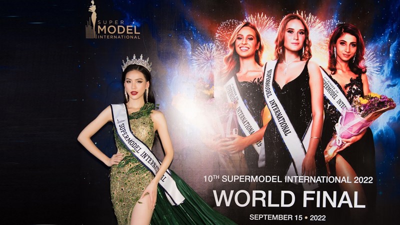 Siêu mẫu Bùi Quỳnh Hoa đăng quang Quán quân Super Model International 2022