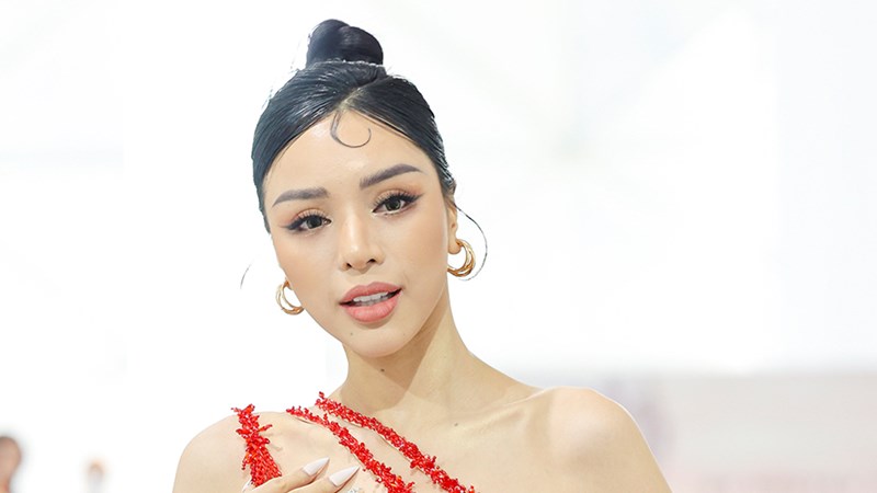 Siêu mẫu Quốc tế 2018 Khả Trang khoe dáng nóng bỏng khi ngồi ghế giám khảo 