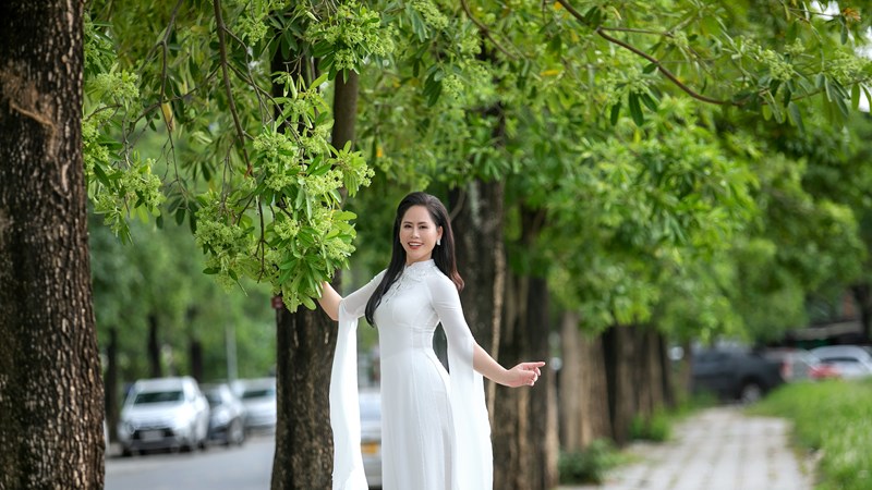 Người đẹp nhân ái Lại Thị Hải Lý diện áo dài trắng khoe sắc bên hoa sữa
