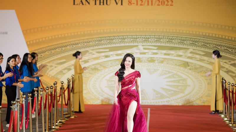 Người đẹp đổ bộ thảm đỏ bế mạc Liên hoan phim Quốc tế Hà Nội VI  