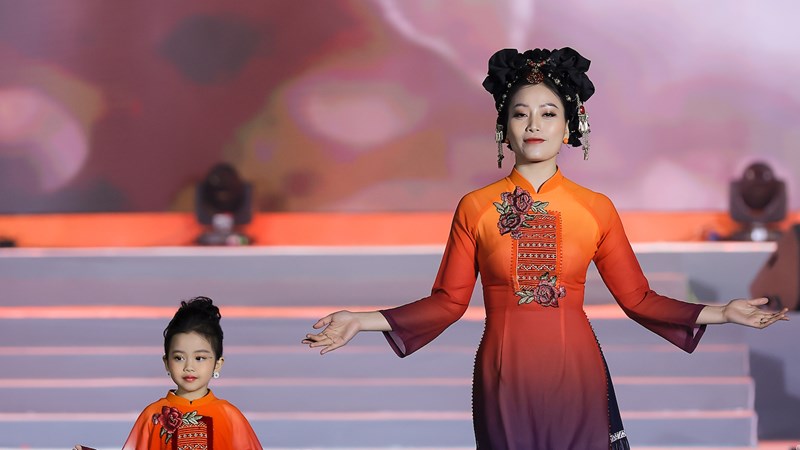 Mẹ con Sao mai Huyền Trang lần đầu thử sức diễn thời trang 