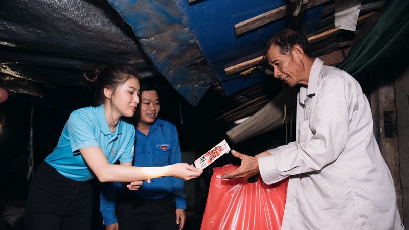 Á Hậu Ngọc Thảo cùng em gái giúp hơn 200 hộ dân khó khăn đón Tết 