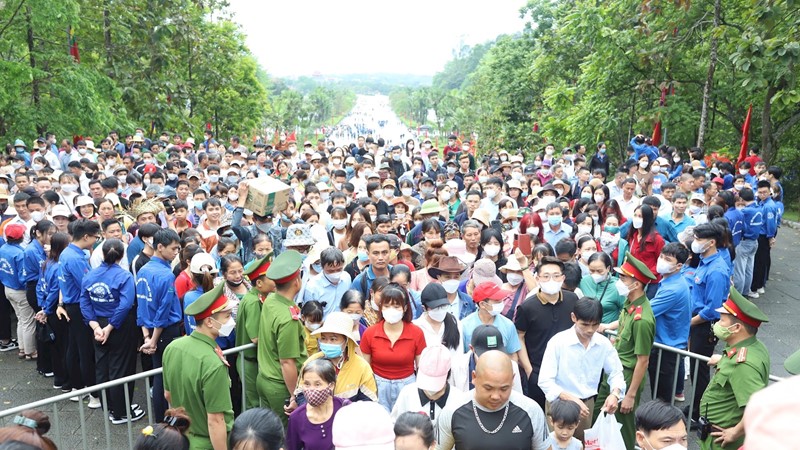 Hơn 4 triệu lượt khách trẩy hội đền Hùng