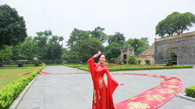 Nhà thiết kế Hoàng Ly ra mắt bộ áo dài kỷ lục Guiness Việt Nam ở Hoàng Thành Thăng Long