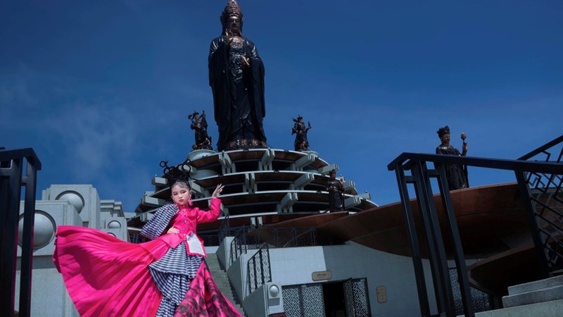 Mẫu nhí Kiều Hân diện váy dài 20 mét của NTK Thạch Linh