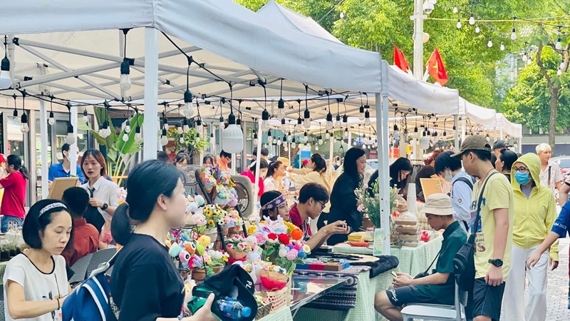 Phố sách Hà Nội tấp nập dịp 2/9