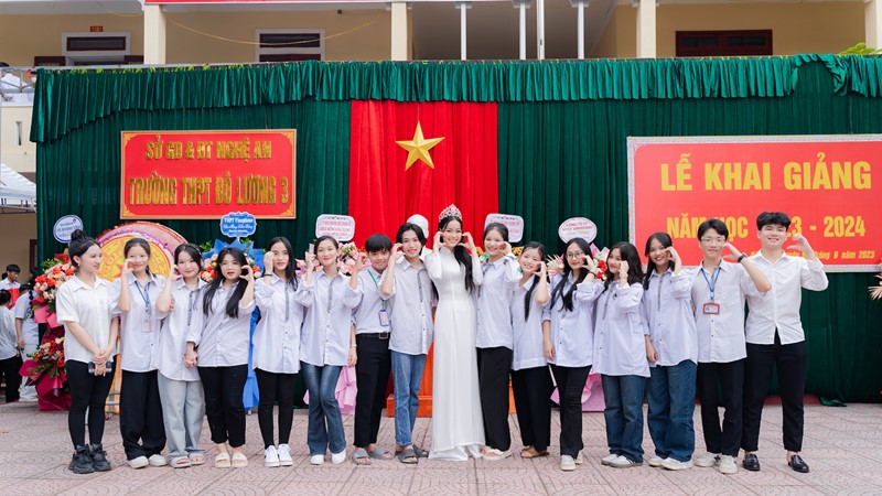 Á hậu Đào Hiền diện áo dài trắng về thăm trường cũ ngày khai giảng   