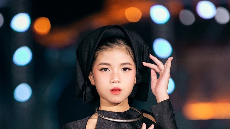 Người mẫu 11 tuổi Linh Đan diễn thời trang tôn vinh văn hóa Việt