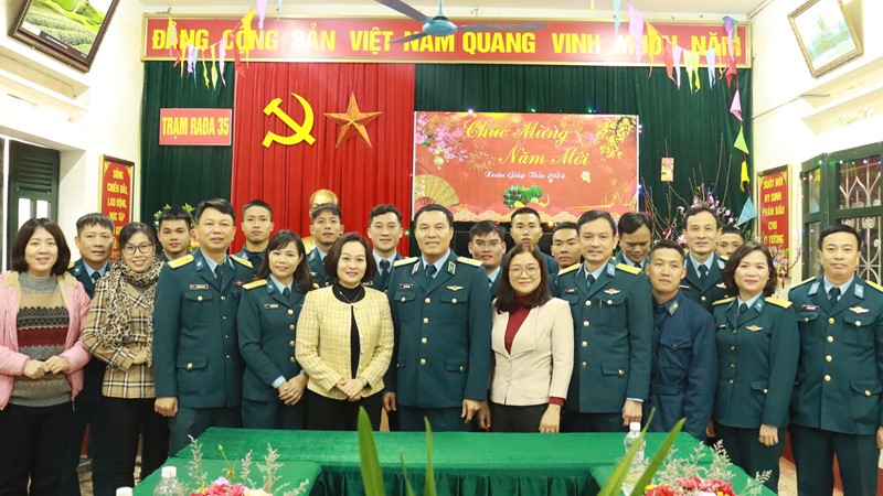 Hội LHPN Hà Nội thăm và chúc Tết cán bộ, chiến sĩ Sư đoàn Phòng không 361 