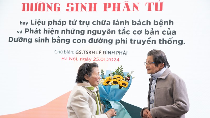 Vị giáo sư 86 tuổi ra mắt sách về chăm sóc sức khoẻ phi truyền thống