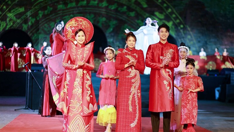 Người đẹp Hải Lý trình diễn áo dài kỷ lục ở Hoàng thành Thăng Long