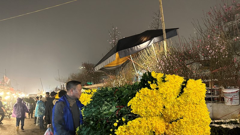 Chợ hoa đêm Quảng Bá tắc đường những ngày giáp Tết 