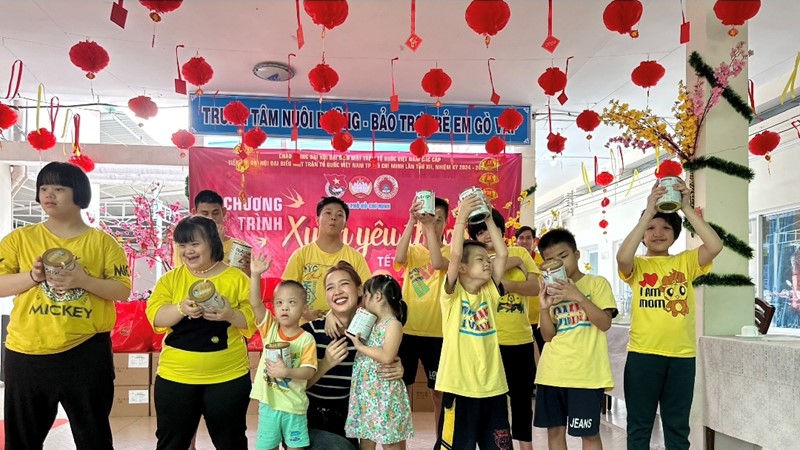 Hoa Hậu Lê Nguyễn Bảo Ngọc trao quà cho trẻ khuyết tật 