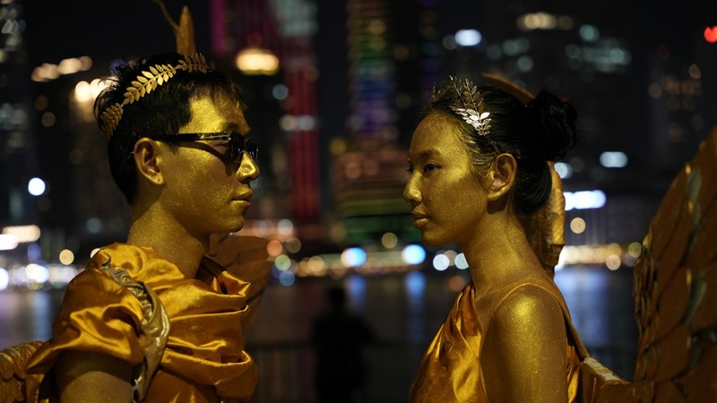 Hoa hậu Thùy Tiên và Double2T hành nghề nhân tượng 