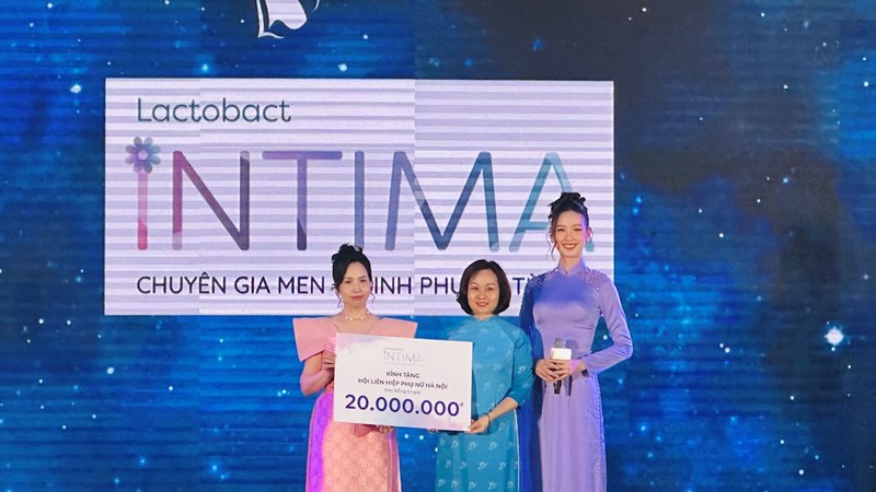 Cuộc thi Hoa hậu Quốc gia Việt Nam trao tặng quà và học bổng cho Hội LHPN Hà Nội 