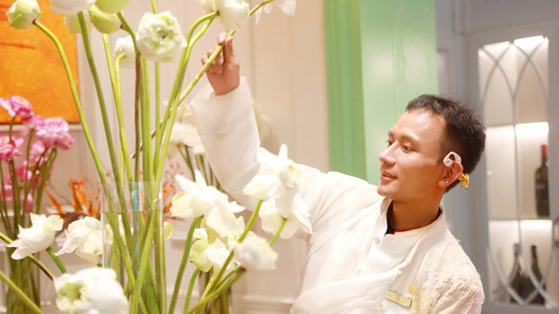 Nghệ nhân hoa Hoàng Khánh bước qua thăng trầm làm show trình diễn cắm hoa 