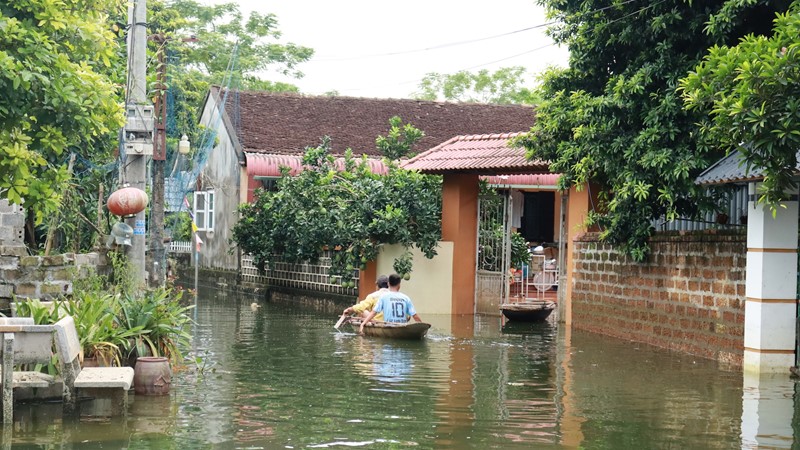 Người dân Nam Phương Tiến (Chương Mỹ) vất vả đi lại những ngày ngập lụt