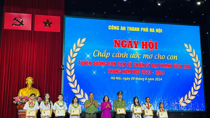 Xúc động Lễ tuyên dương con cán bộ, chiến sĩ Công an Tp Hà Nội đạt thành tích cao