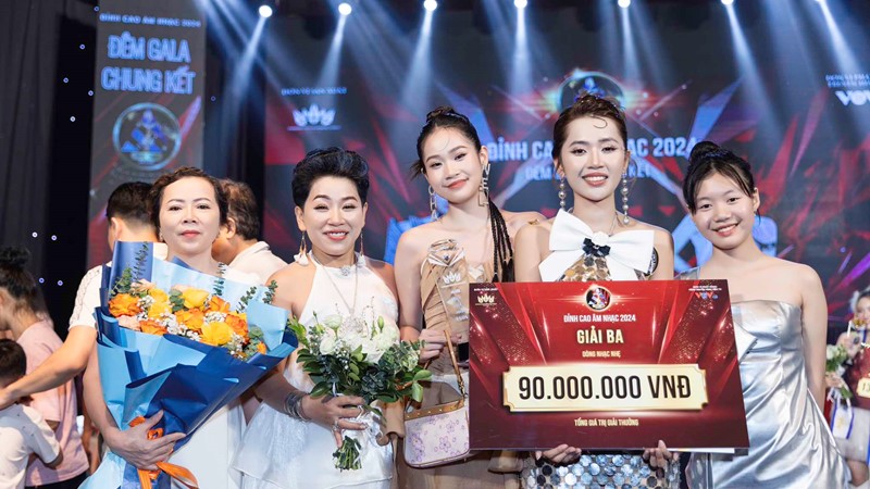 Lâm Diệu Anh- ca sĩ nhỏ tuổi nhất giành giải Ba “Đỉnh cao âm nhạc” 