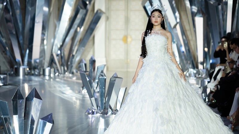 Dàn sao Việt như bước ra từ cổ tích với trang phục cưới lấy cảm hứng từ những cánh bướm