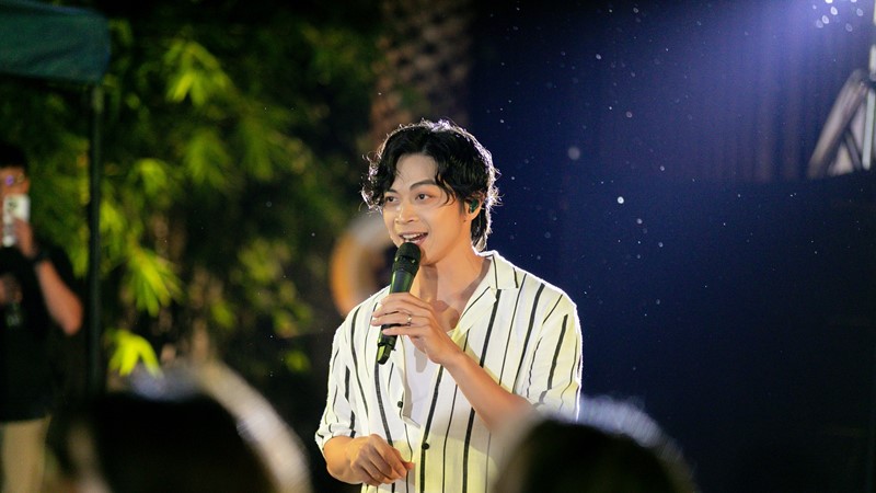 Lân Nhã, Grey D khoe vẻ lãng tử khi hát trong mưa