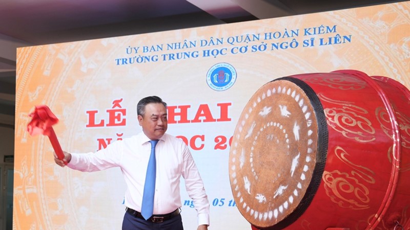 Chủ tịch UBND thành phố Hà Nội Trần Sỹ Thanh dự và đánh trống khai giảng tại Trường THCS Ngô Sĩ Liên 