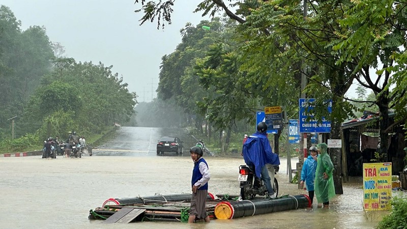Người dân kết mảng, dùng xe kéo hỗ trợ đưa khách vượt ngập trên Đại lộ Thăng Long 