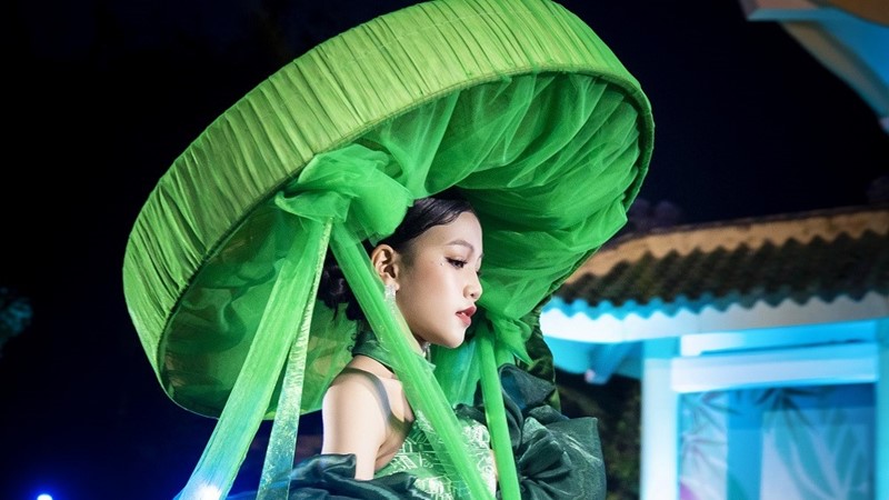 Mẫu nhí Hải Phương ấn tượng với áo dài lấy cảm hứng từ yếm đào