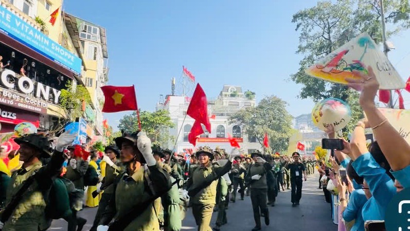 Xúc động chị em phụ nữ hát vang “Như có Bác Hồ trong ngày vui đại thắng” trong lễ diễu hành