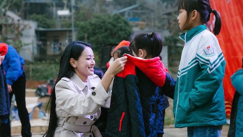 Á hậu Bùi Khánh Linh tốt nghiệp loại Giỏi, tích cực làm từ thiện cuối năm 