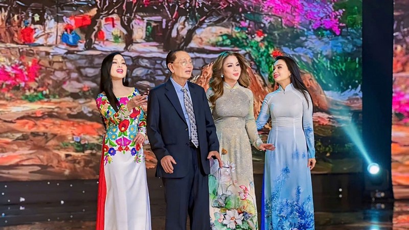 Ba chị em ca sĩ Cẩm Ly, Hà Phương, Minh Tuyết kể chuyện tình của bố mẹ ở “Mẹ và quê hương”