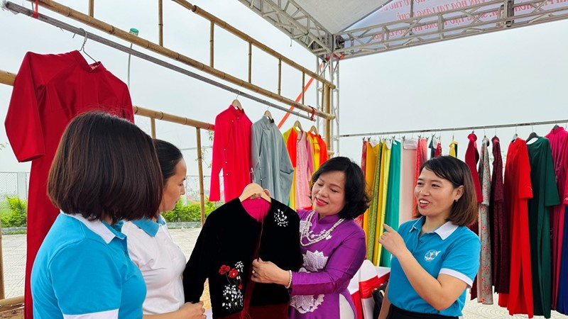 Làng nghề may áo dài Trạch Xá mong tăng cường kết nối thị trường để phát triển nghề 