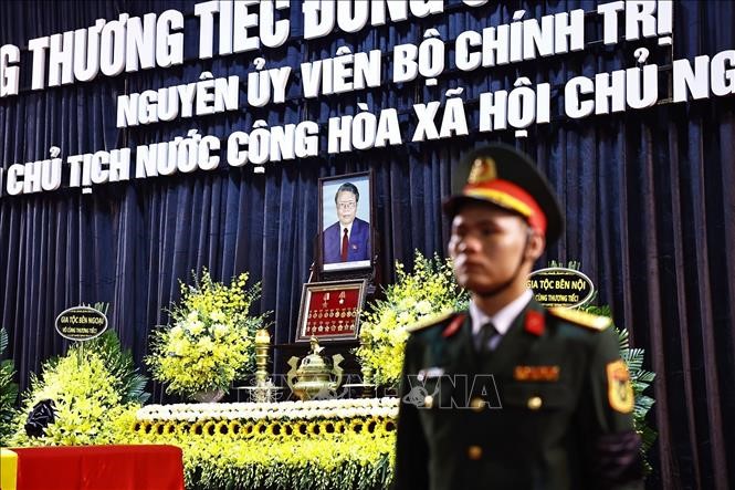 Người dân thành kính tưởng nhớ nguyên Chủ tịch nước Trần Đức Lương