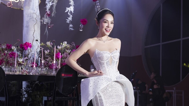 Mẹ hai con Dương Cẩm Lynh khoe vòng eo 58cm ngọt ngào trong váy cưới