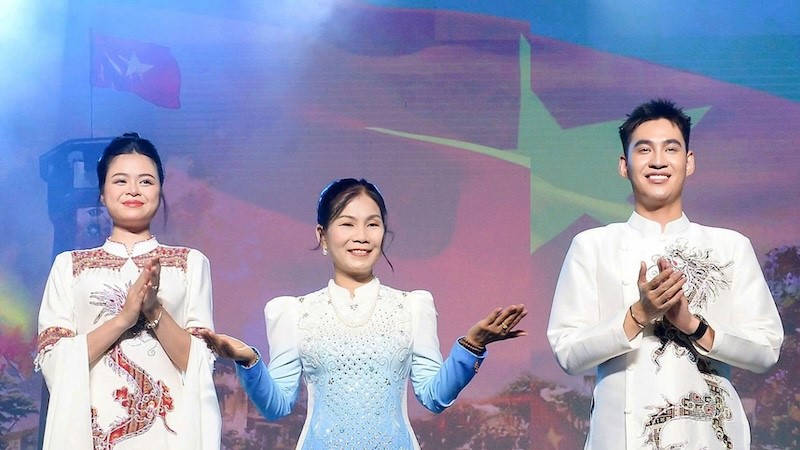 Bộ sưu tập áo dài lấy cảm hứng từ khát vọng hoà bình của NTK Đỗ Như Quỳnh