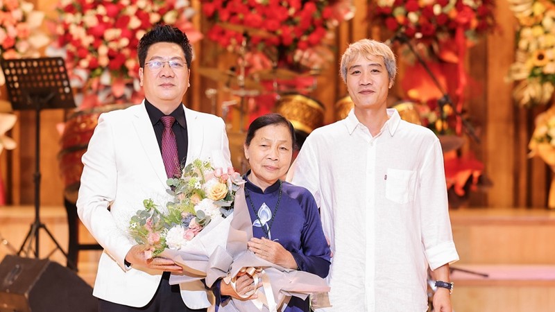 Tân Giám đốc Học viện Âm nhạc Quốc Gia- TS. NSND Đỗ Quốc Hưng tri ân mẹ trong lễ nhậm chức 