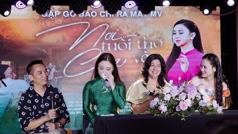 Ca sĩ Phương Nga khóc nghẹn khi nhớ đến tuổi thơ cơ cực 