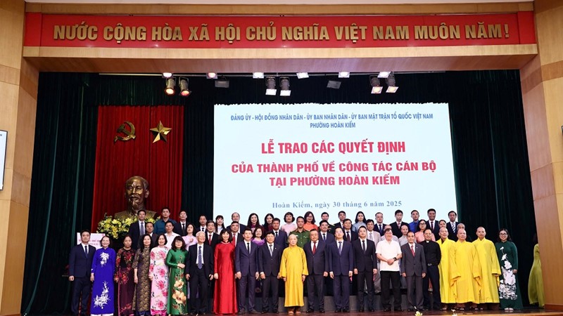 Chủ tịch UBND Thành phố Hà Nội Trần Sỹ Thanh trao quyết định nhân sự phường Hoàn Kiếm, Cửa Nam và Hai Bà Trưng