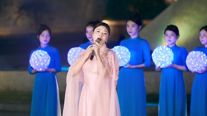Sao mai Thu Hằng nhiều lần muốn rơi nước mắt khi  hát tại tri ân Nghĩa trang Đường 9 Quảng Trị