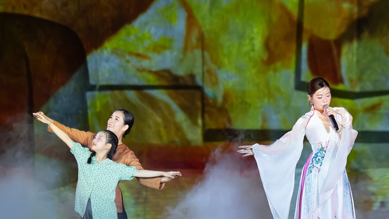 Khán giả xúc động nghe hát “Mẹ yêu con” dưới chân tượng đài Mẹ Thứ 
