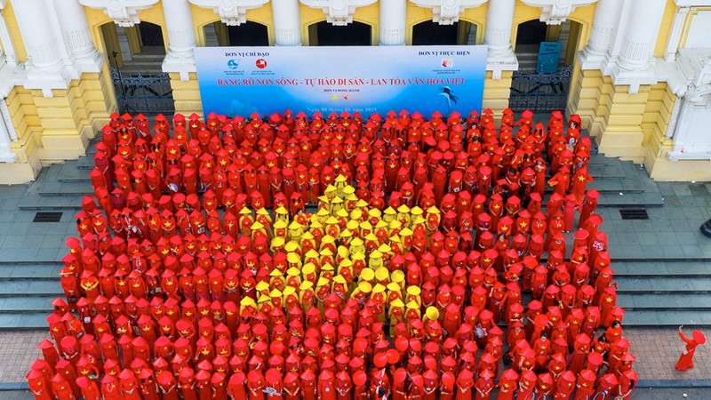 Ấn tượng hơn 600 phụ nữ diện áo dài tạo hình lá cờ Tổ quốc 