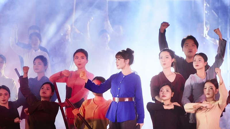 Sao mai Nguyễn Thu Hằng hãnh diện được hát Quốc ca ở Quảng trường Cách mạng tháng Tám